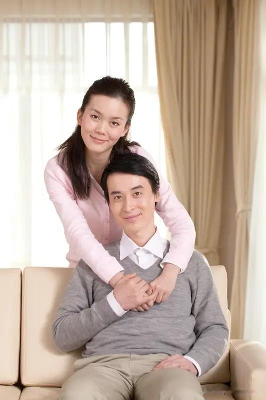 妻子：我嫁进你家，可不是来给你当免费保姆的！
丈夫：我娶你，也不是为了请个祖宗供