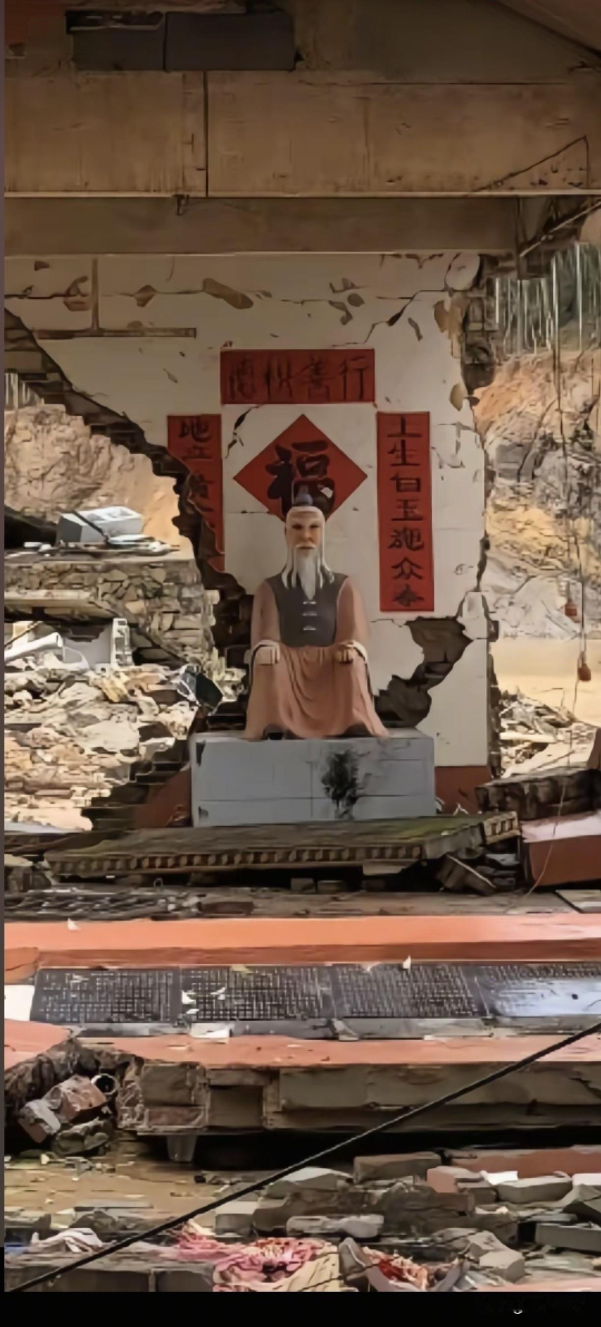 而土地神像却稳稳
的坐着，很多东西
可以不信，但一定
要有敬- 民俗视角：殿裂像
