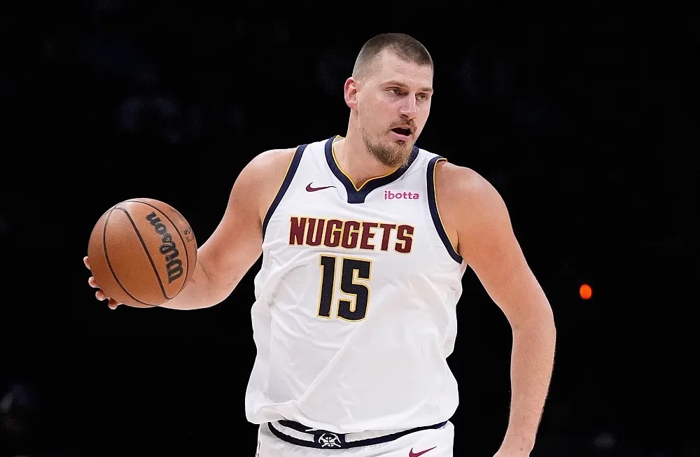 NBA常规赛，掘金今日客场125-123险胜太阳。本场比赛，约基奇打出了统治级别