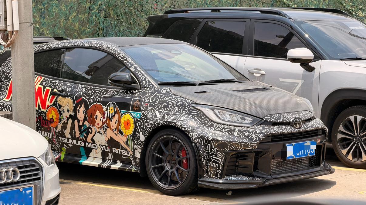 今日见到一台“花里胡哨”的GR Yaris[灵光一闪]【来自懂车帝车友圈】