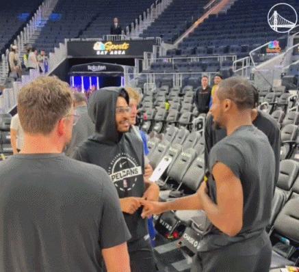 场上是对手场下是朋友，篮球🏀世界不是打打杀杀是人情世故！
今天金州勇士主场迎战