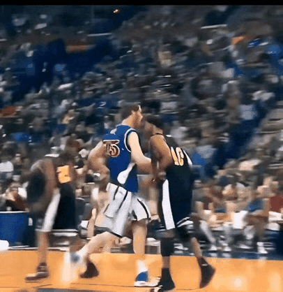 这个球，该不该给篮筐一个道歉。
你礼貌吗？站着就在我身上摇啊摇！