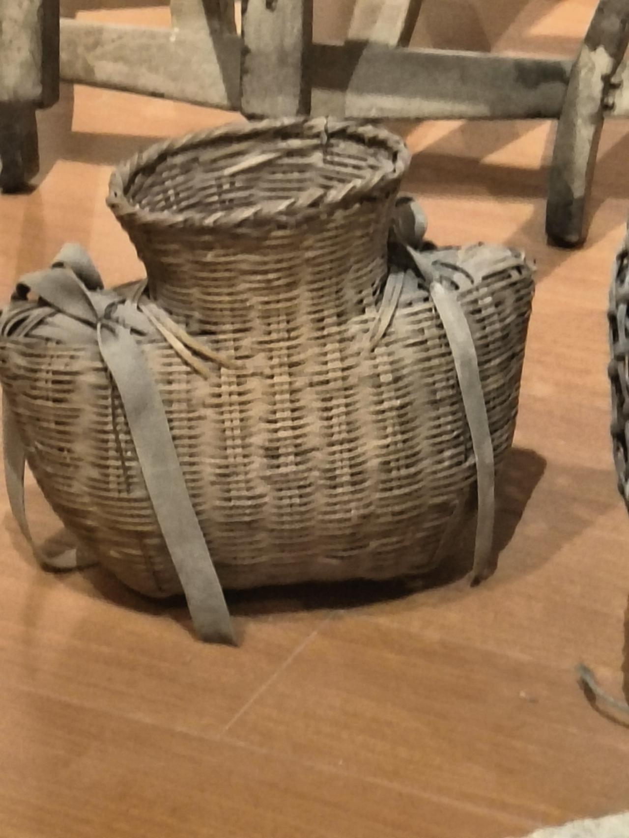 看到这个物件，可能很多人都不认识，它是竹编物，在电视上可能看到过，现在很少见到了