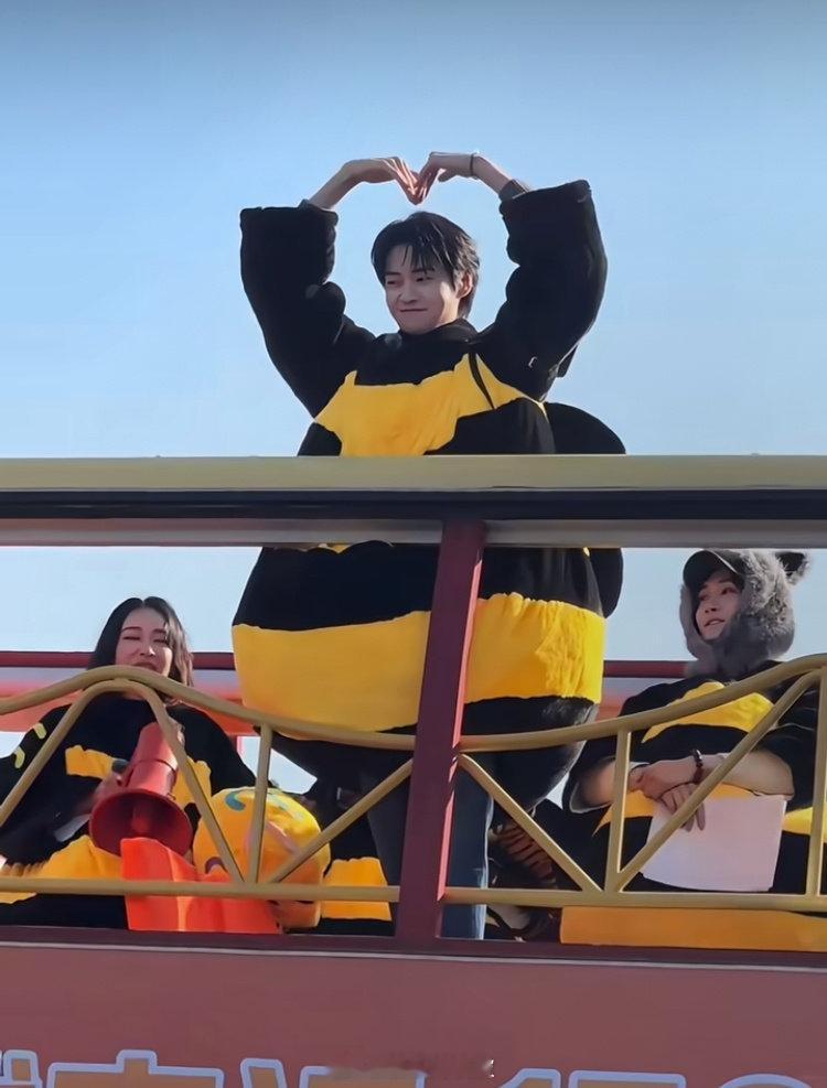 魏大勋魏大勋一个卖力跳一个卖力叫 巴士舞王魏大勋名不虚传！车窗里即兴热舞，车下粉