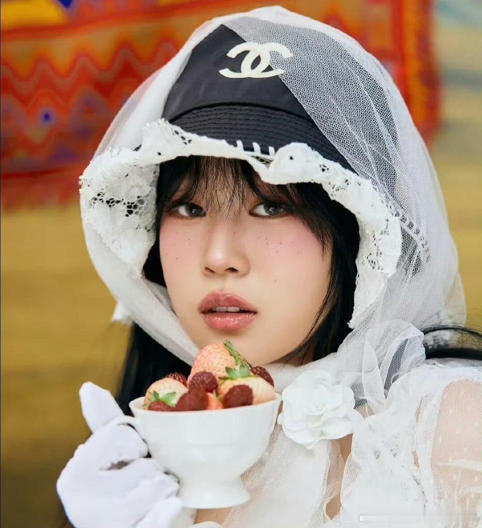 沈春阳接女儿回国沈佳润长的真的很像沈春阳诶,欢迎妹妹回国,继续加油创作呀 ​​​