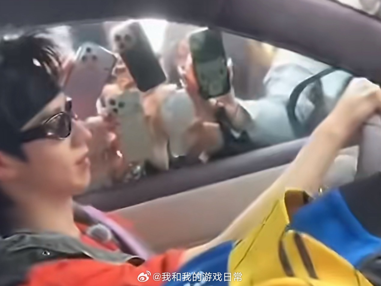 朱志鑫开雨刮器刮私生手机真的没人来管管这些ss吗？手机都死死贴在车窗上，几乎怼到