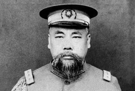 1911年11月3日，江苏巡抚程德全深感清王朝已无可救药，为了避免战争，他剪去发