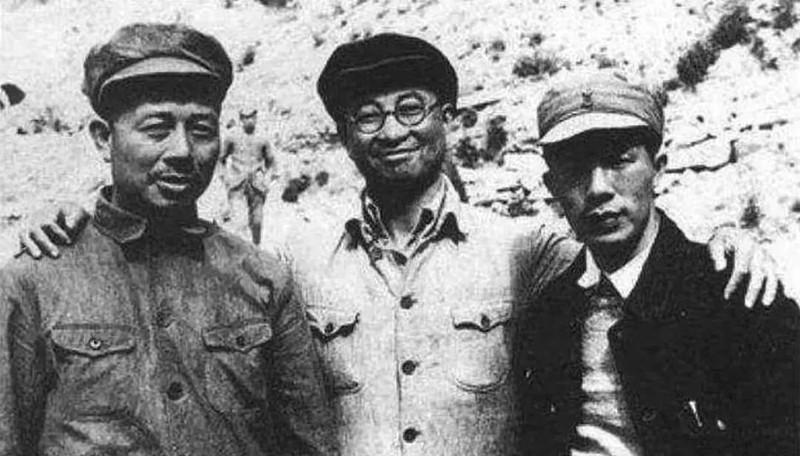 1947 年中央撤出延安，军委最初拟调陈赓四纵回陕北保卫中央。
正式会议陈赓遵守