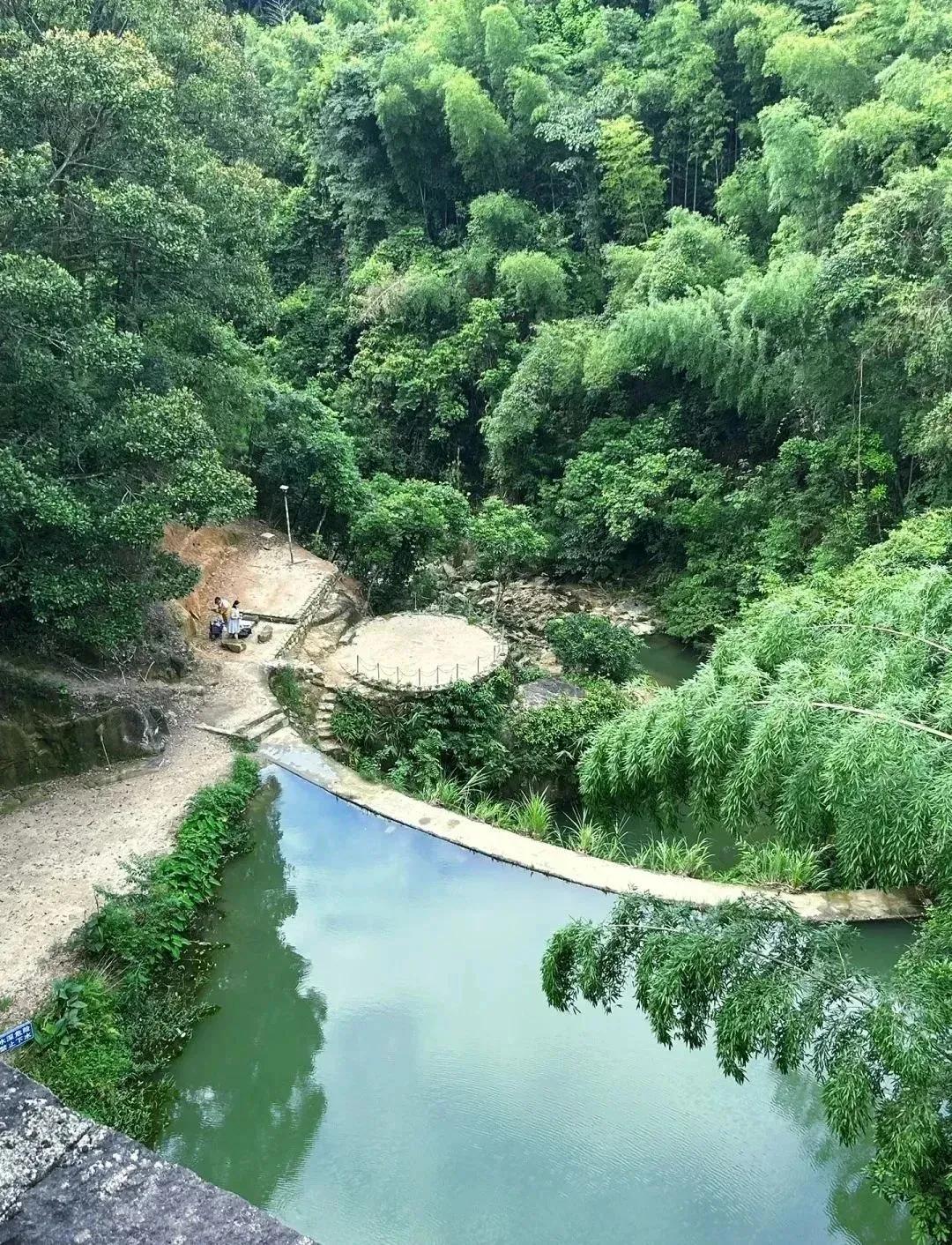 上联：碧水绕幽径
下联：[爆竹][爆竹][爆竹]