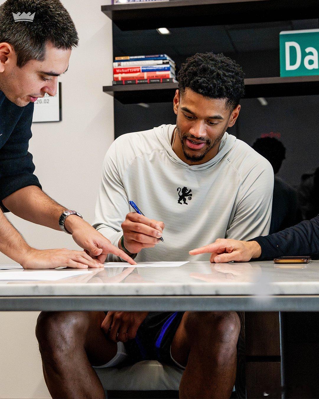 国王如期转正了卡德维尔的双向合同，双方签下一个4年的合同，前两年全额保障，预计应