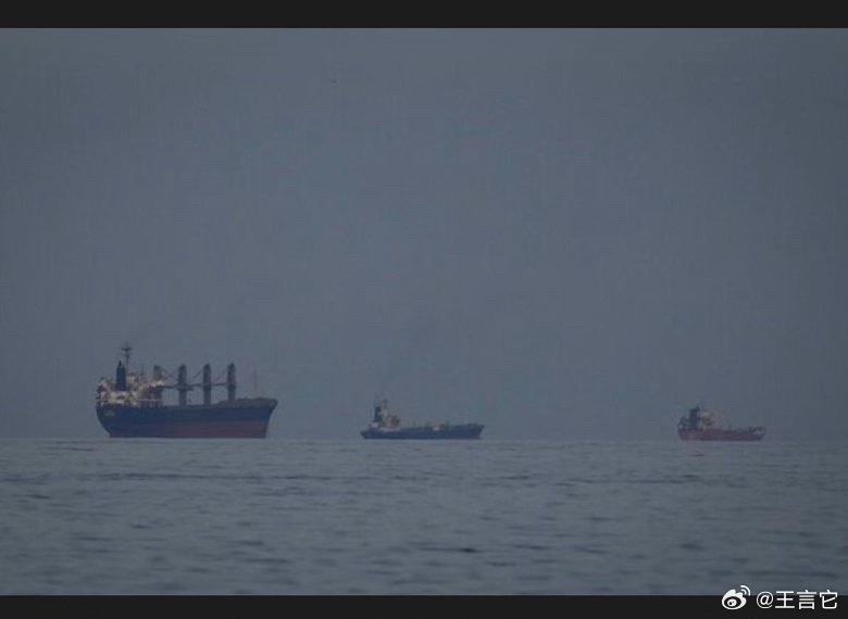 ‼️ 我们都是在网上看报道或者看卫星船舶即时追踪app，有一个哥们却跑到霍尔木兹