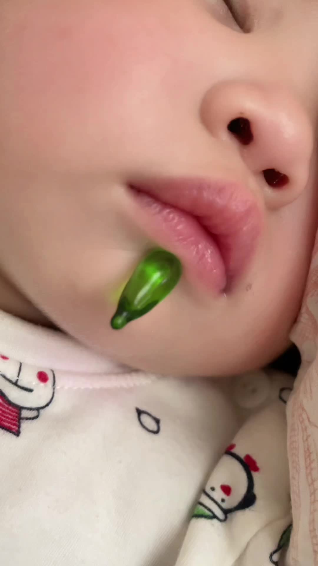 嘴巴翘的可以夹起一颗AD啦 为啥宝宝睡觉觉这么可爱啊～就是说，小嘴巴翘...