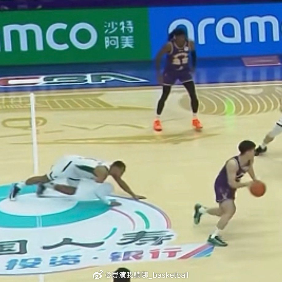 哈哈哈哈，杰隆滑朗，太愿意滑倒了… 