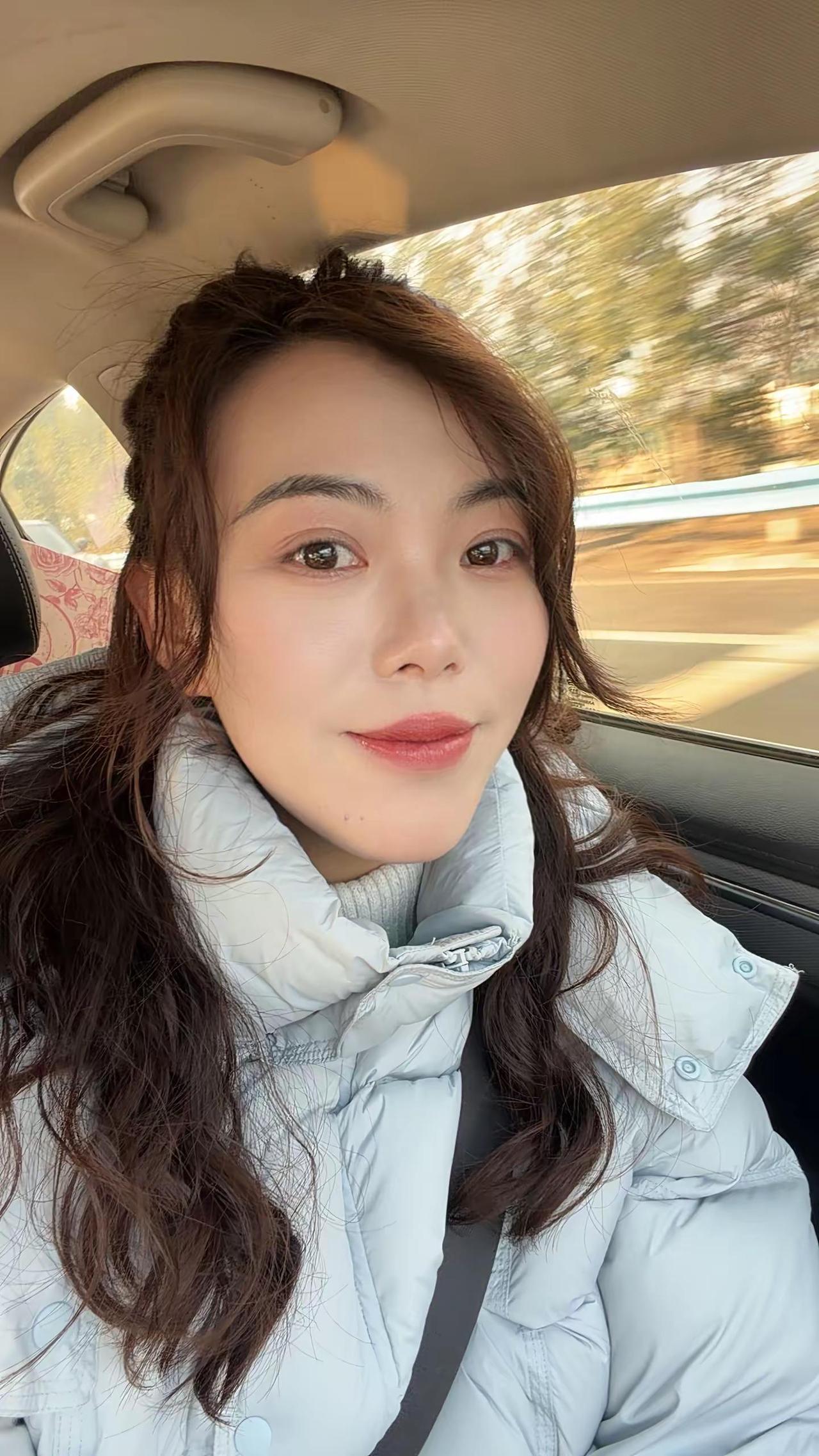 我烫个头发有说好看的有说跟个男人套个假发一样的😂不管怎么说反正我自己很喜欢💕