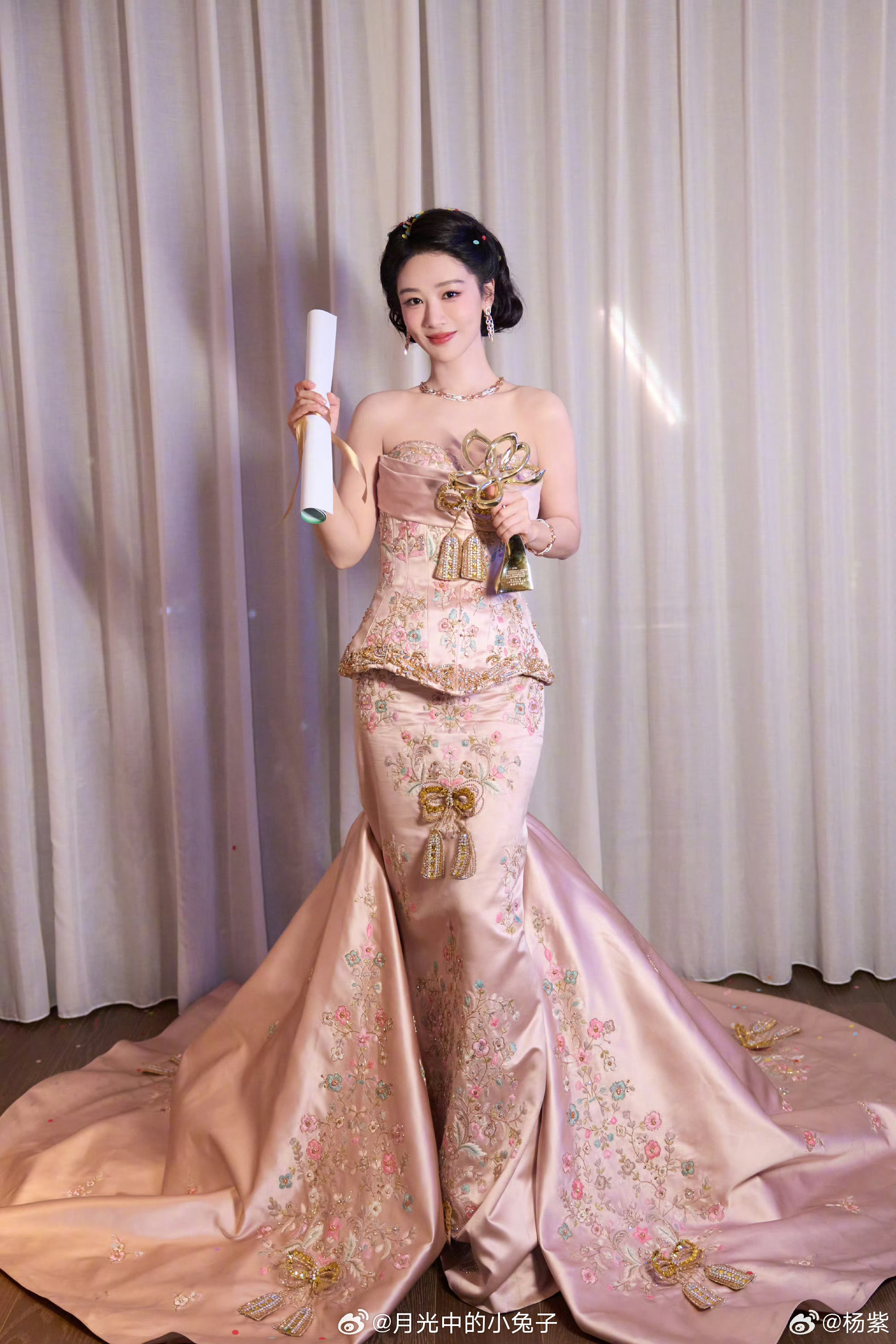 张一山发文祝贺杨紫这个女孩真的很棒！(*^ｰ^)👍 
