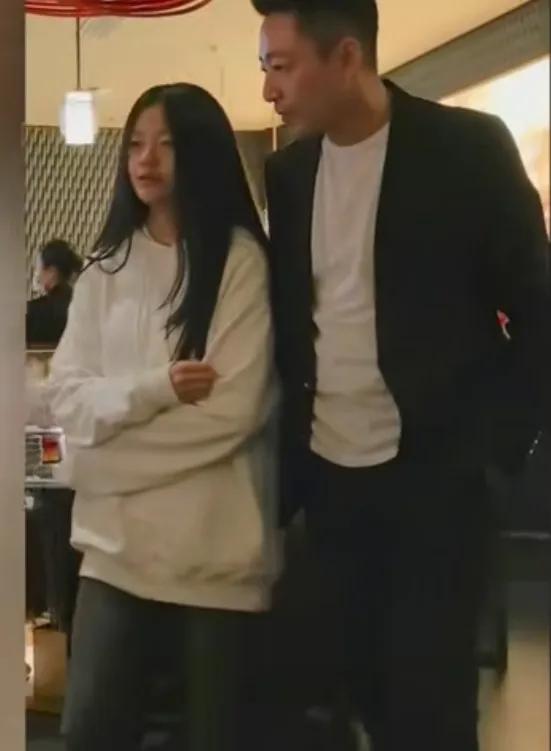 小玥儿五官长得像爸爸汪小菲，头发神态像妈妈大S。
这孩子教养的好，穿衣都是保守类