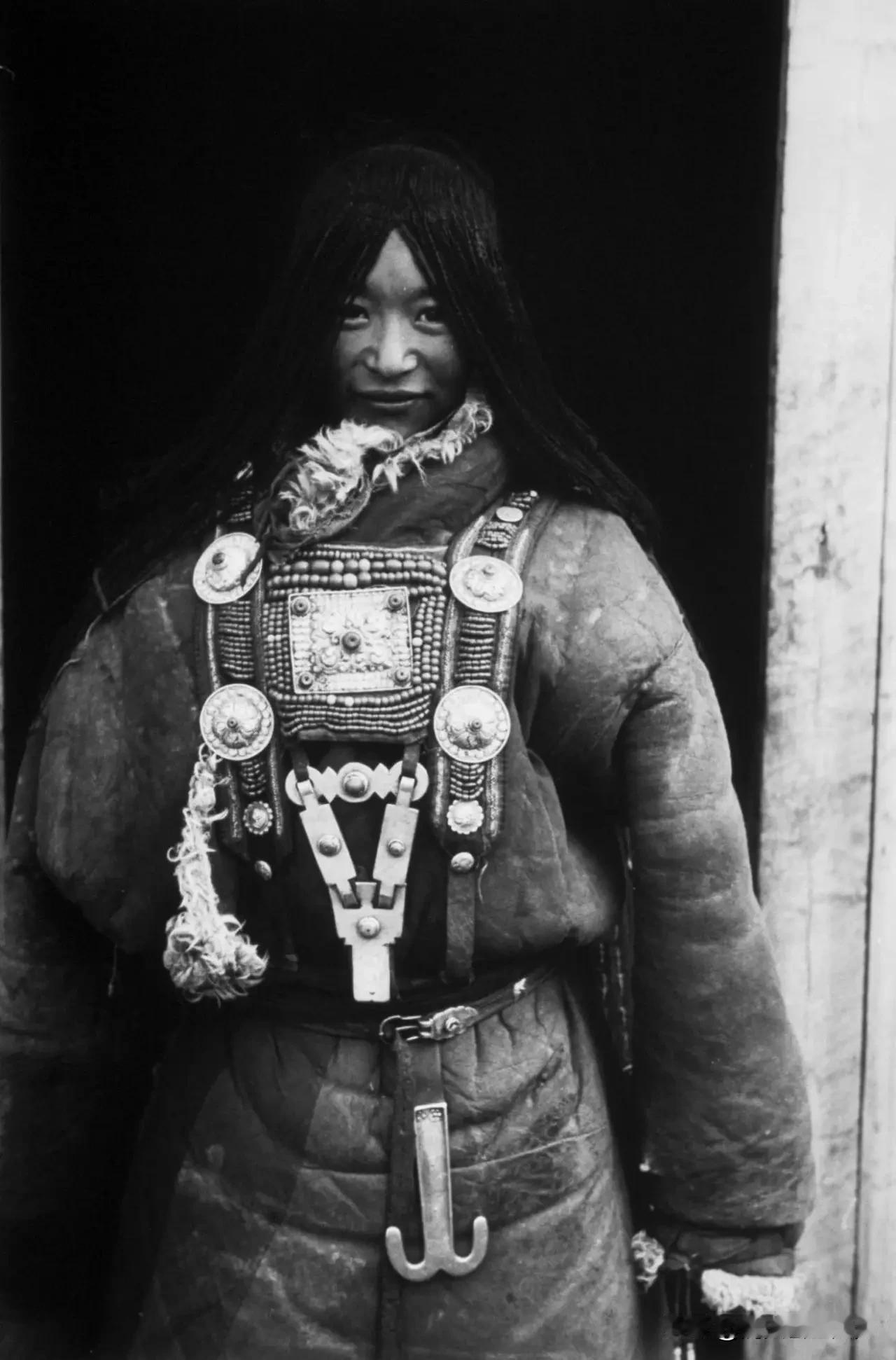 甘肃人的奢侈品，这套衣服至少值一千大洋。百年前，甘肃的老照片，给我们留下了如此令