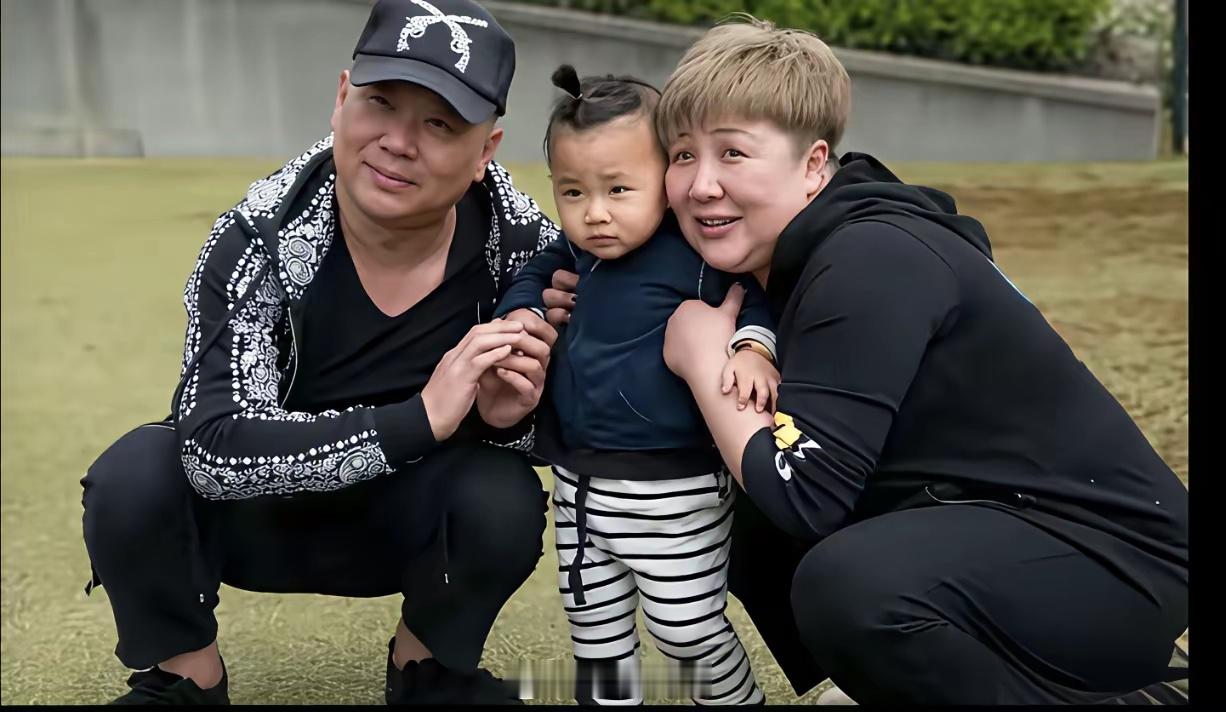 世人常换糟糠，他却独守一人。郭德纲的功勋章，有一半该刻上王惠的名字。那些年她倾尽