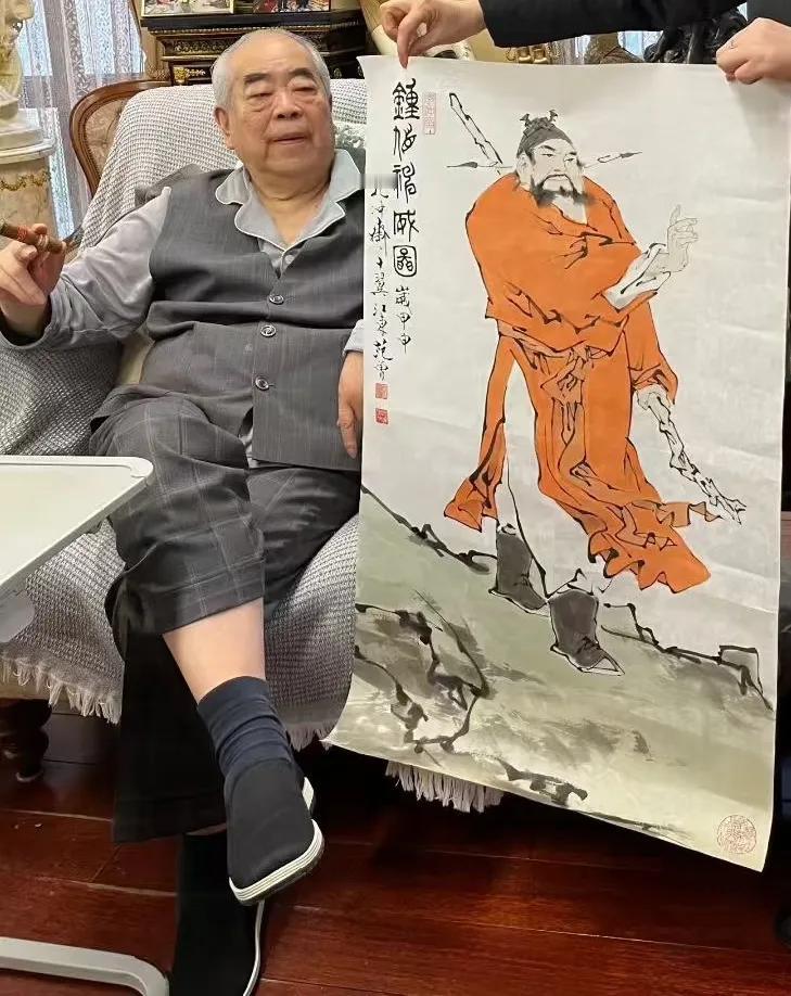 范曾回应：给大家报平安，自己未出国也未失联正在闭门写书。

他继子范一夫发文说范