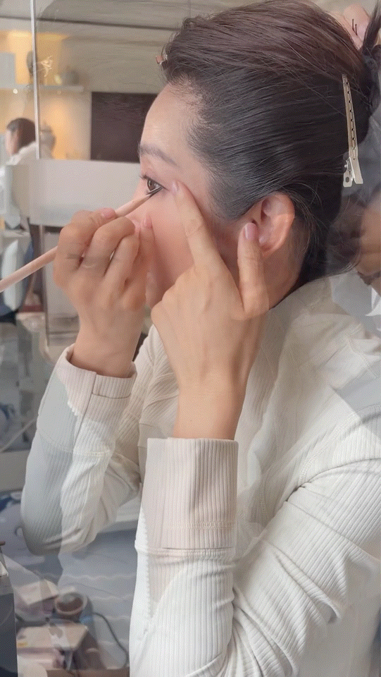 李冰冰给自己化的戛纳眼妆李冰冰给自己化的眼妆 眉眼皆是风情，李冰冰亲手完成戛纳眼