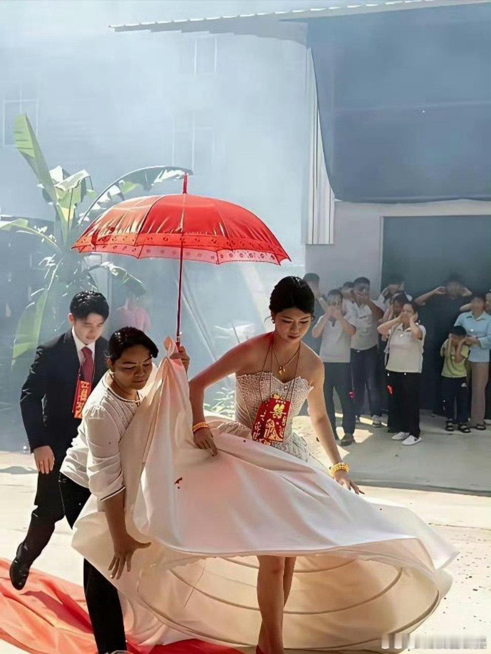 新娘子穿得这么随便啊 看来不是自己想嫁的人 