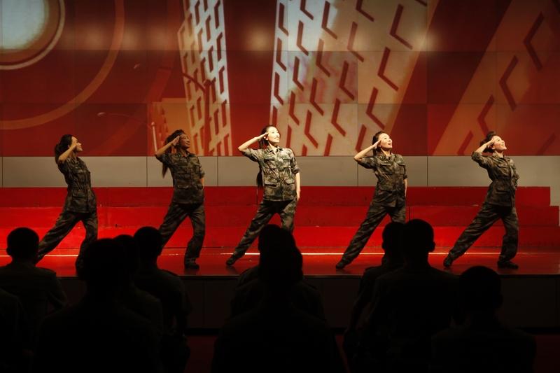 《义勇军进行曲》《强军战歌》《我站立的地方是中国》这三首歌，就像三把火炬，照亮了