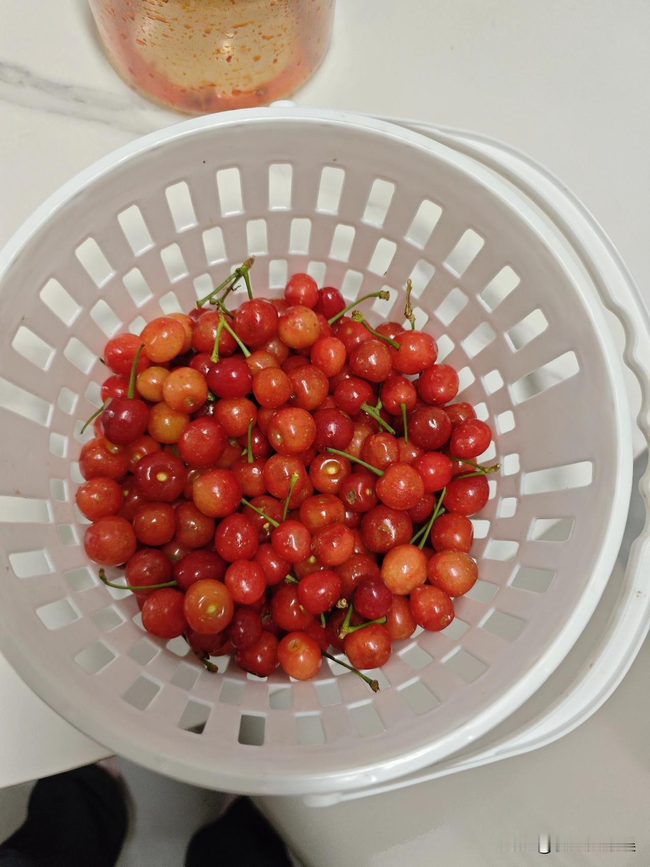 别羡慕四川有樱桃
这玩意儿就看着漂亮，有食欲
实际上酸的不得了
而且没法放，昨天