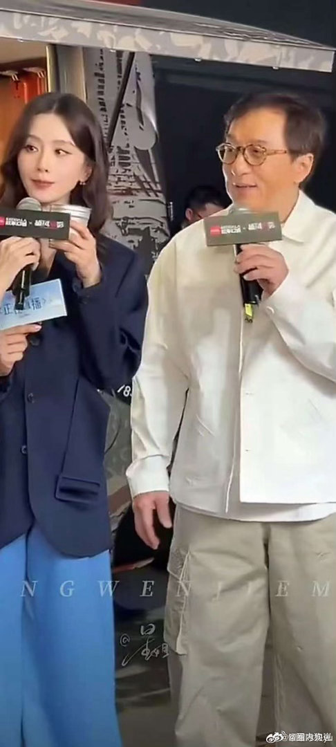 成龙刘诗诗合体神仙同框，成龙为刘诗诗冲咖啡甜度拉满，见证实力派演员突破自我超期待