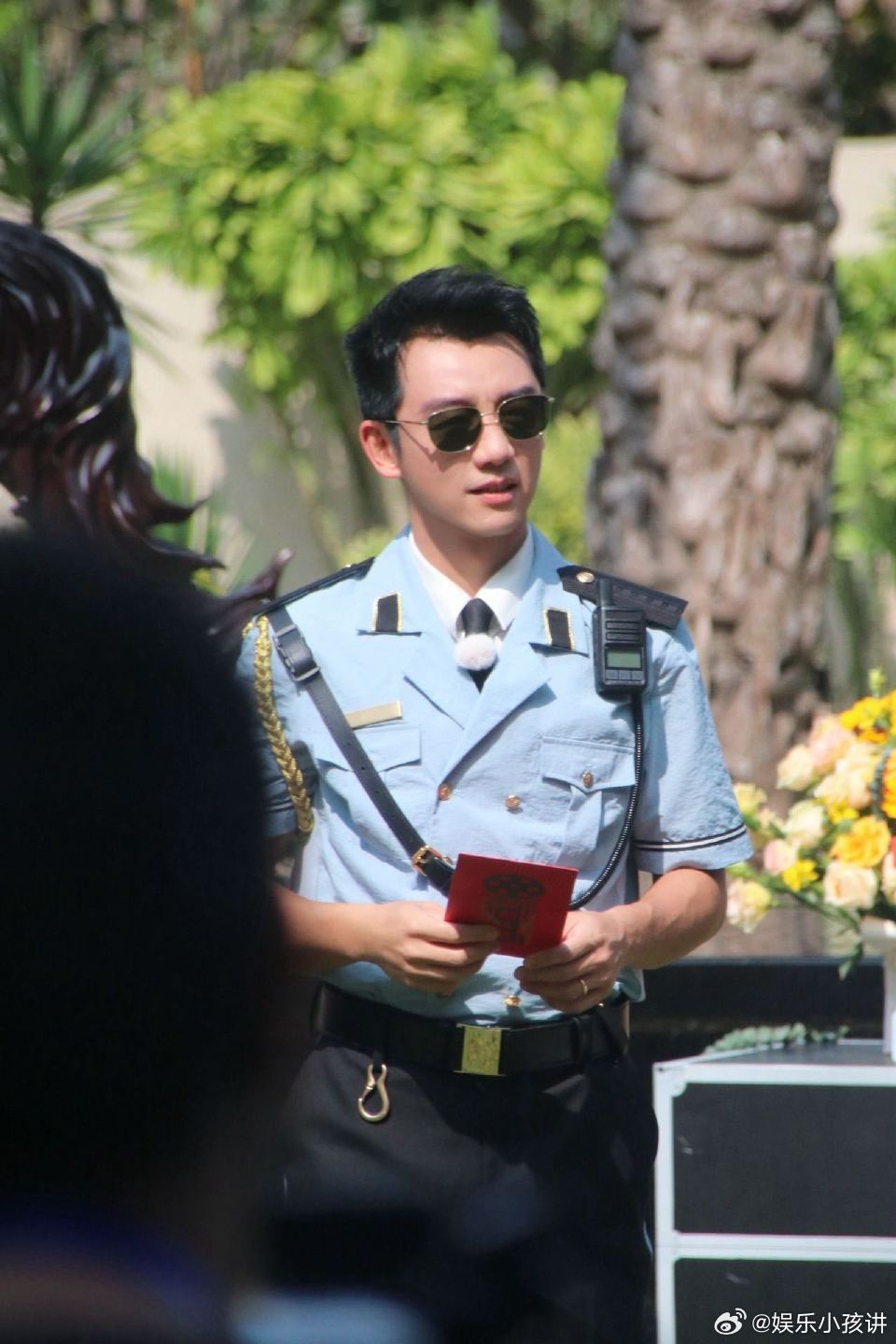 郑恺怎么上跑男当保安了 谁能想到郑恺上跑男客串保安，一身制服帅气登场，态度敬业又