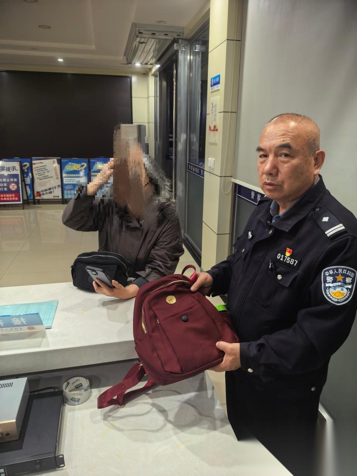 2026年5月6日，我市热心市民李女士在出行途中，意外捡到一个红色的双肩包。换作