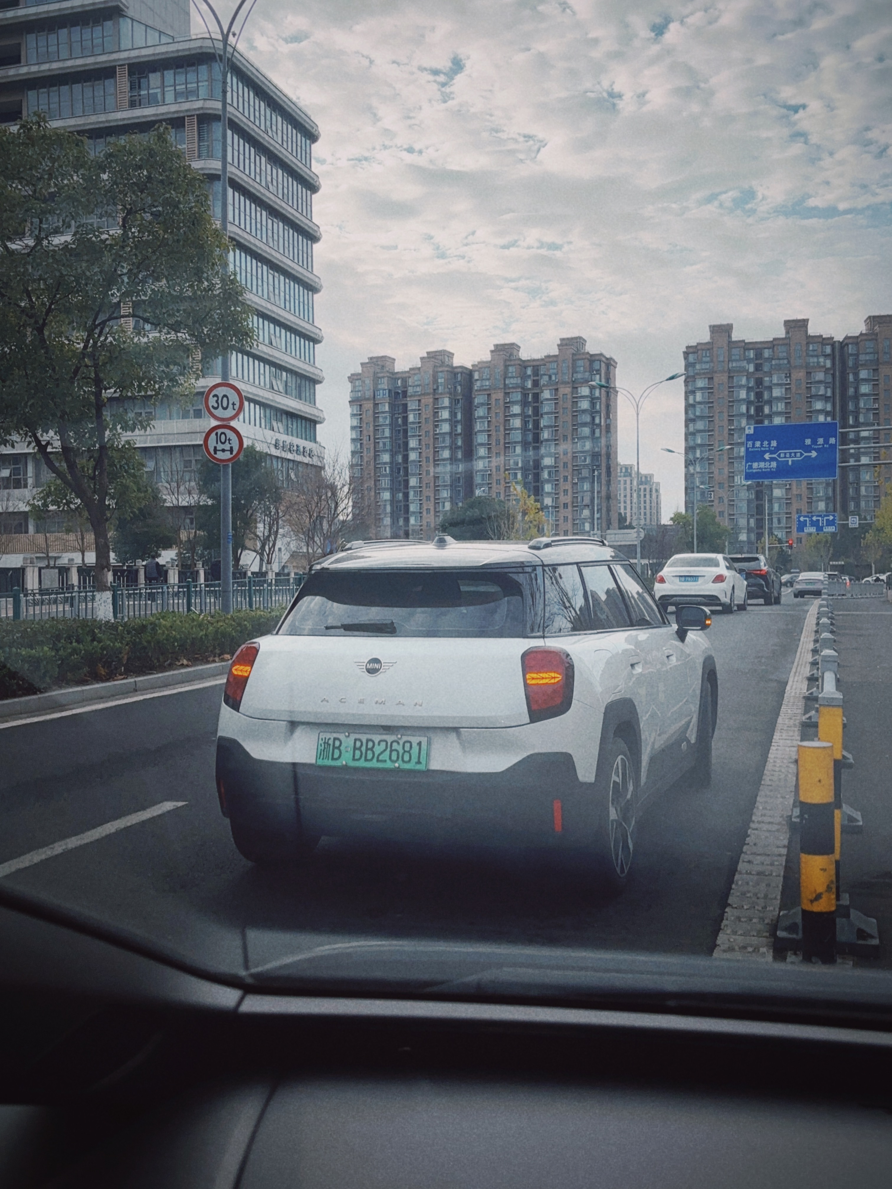 野生的ACEMAN，这部MINI路上真的好少见！ 