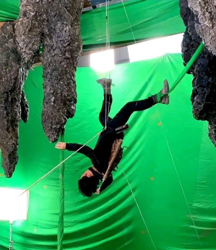 演员赵荀绝对是“靠命运补考”的典型。2015年拍《火线出击》时，他在十米高空威亚