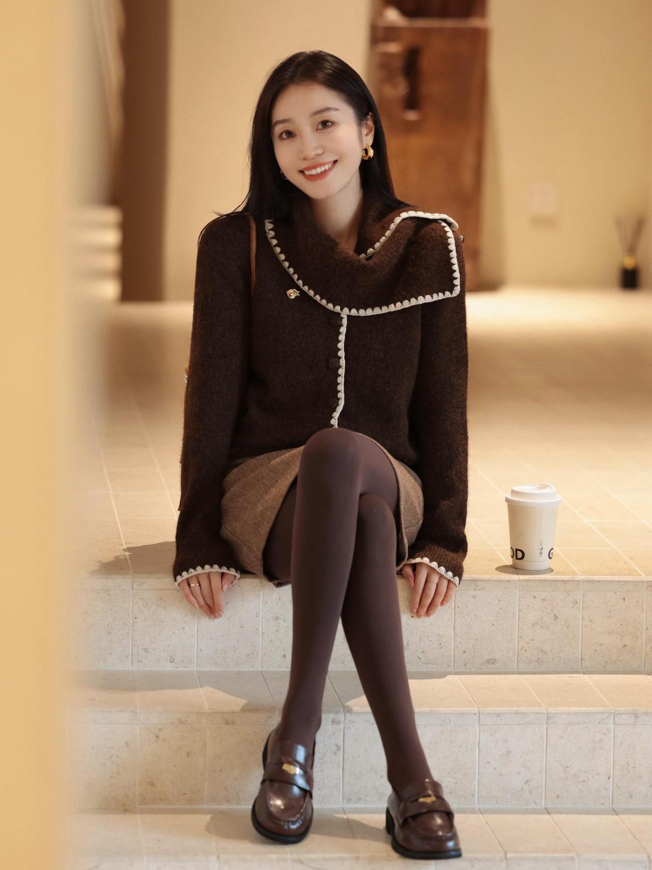 什么样的穿搭可以成为气质女神? 冬日穿搭 温暖毛衣+毛呢短裙，手捧热饮，暖心又时