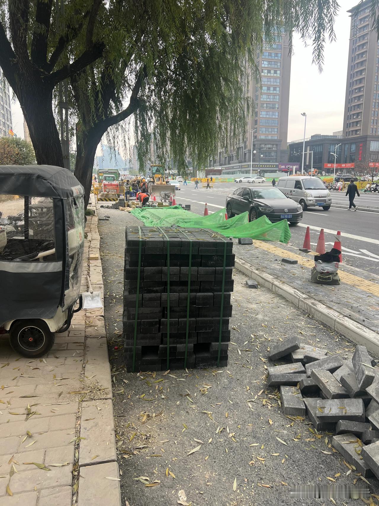 雁南四路地铁4号线A口出入口

进行改造升级，

即将通车的地铁🚊8号线出入口