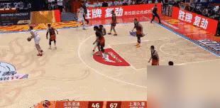 队友刚跟人推搡，他二话不说，冲上来直接把对手干翻在地！山东队这外援约翰逊，打球还
