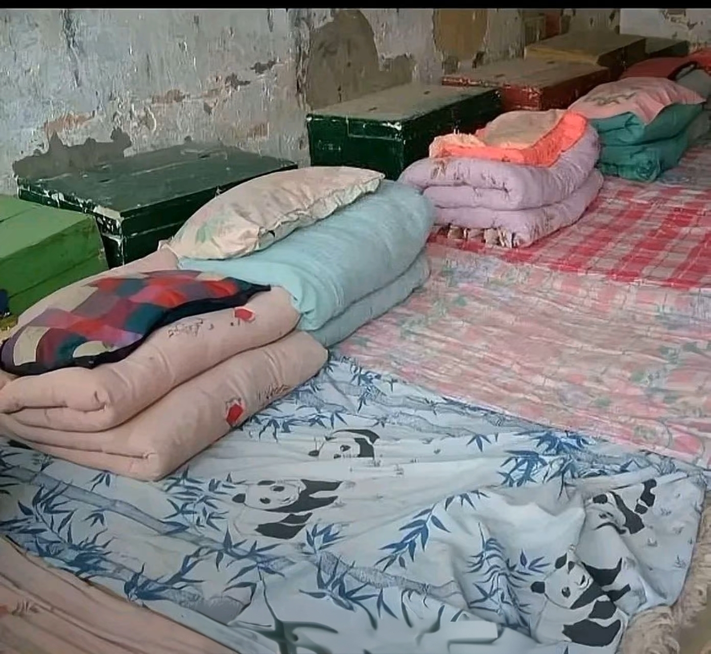 90年代，部分地区的初中住宿条件还很简陋。宿舍里墙体斑驳脱离，没有如今常见的高低