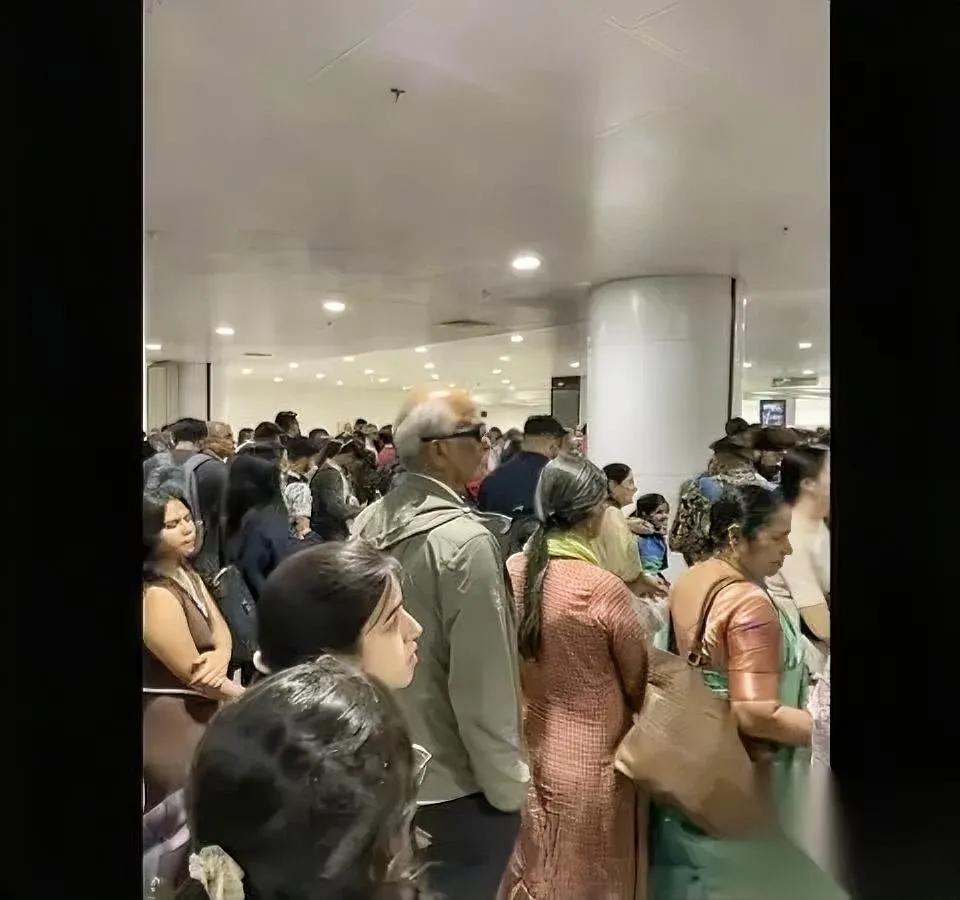 印度人正在涌入中国？

深圳街头印度面孔越来越多

最近刷到印度人在我国关口排队