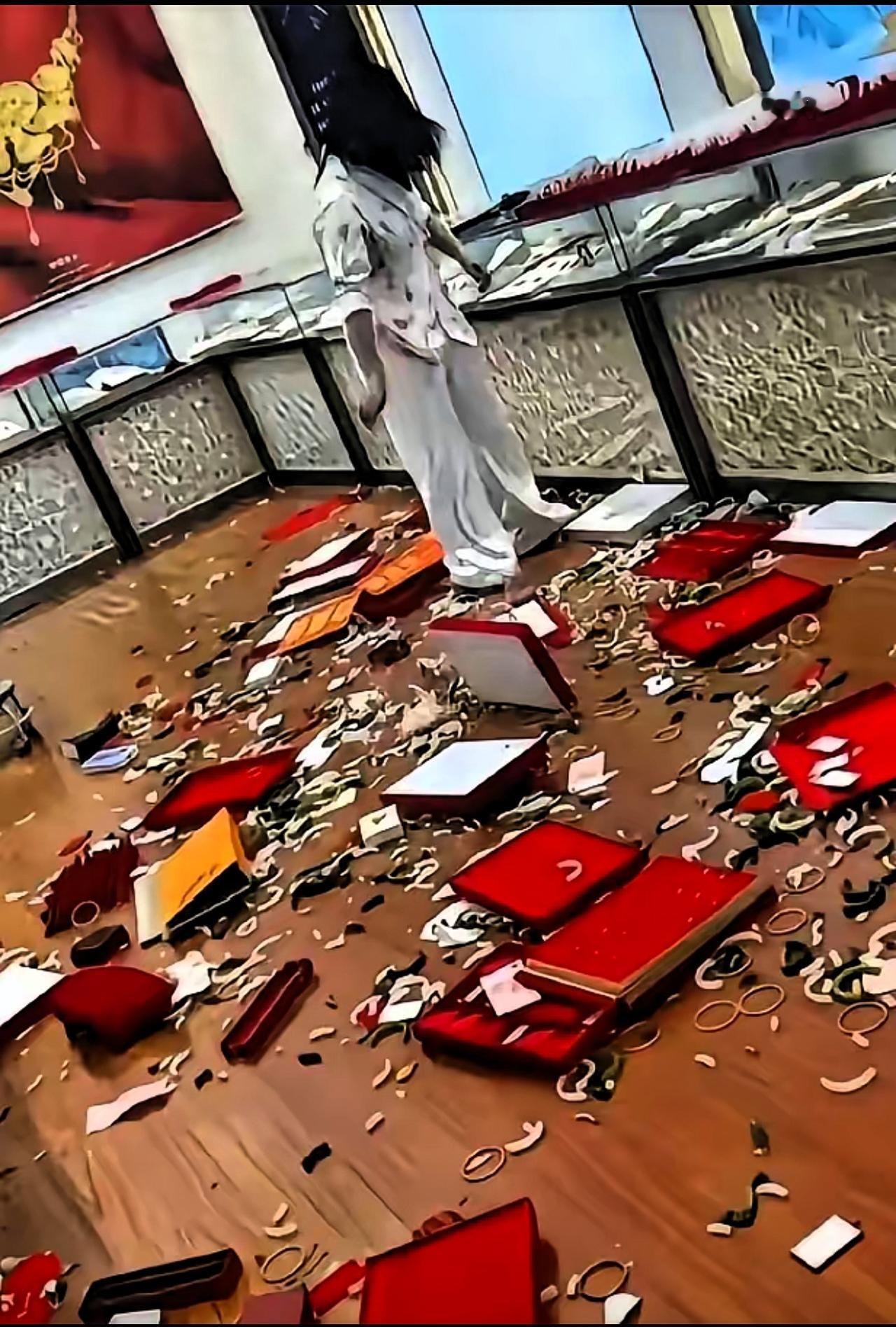 现在才明白，
那小仙女在珠宝店疯砸东西时，
为啥没一个工作人员上前拦着？

搞不