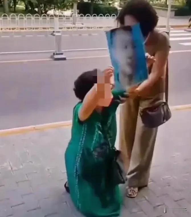 大娘在光天化日、众目睽睽之下，
又是撒泼打滚，
又是撩裙子，
又是想跳高高，
又