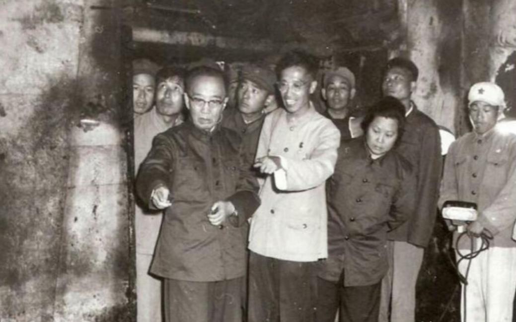 1956年，郭沫若强行打开了万历皇帝的陵墓，没曾想，随后眼前发生的一幕，打得所有