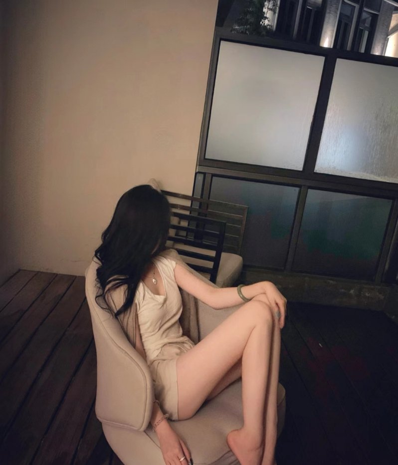 你的女人被别人喜欢那是她的本事 一直留在你身边那是你的本事 谁也别说谁现实 变不