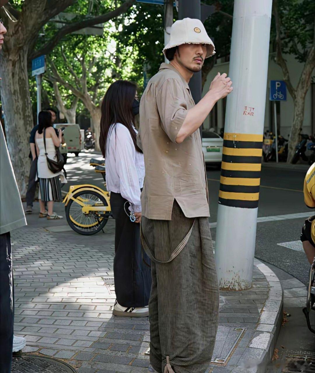 41岁王传君，上海街头，像个路人。第一眼，真没认出来。胡子拉碴，衣着随性，和《我
