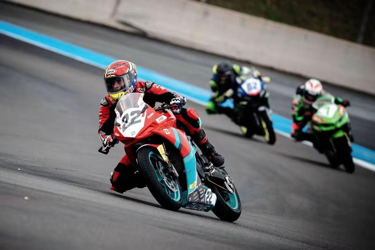 WSBK法国站前瞻：Bulega只差53分，可胜负手藏在夏休里
歇了51天，WS