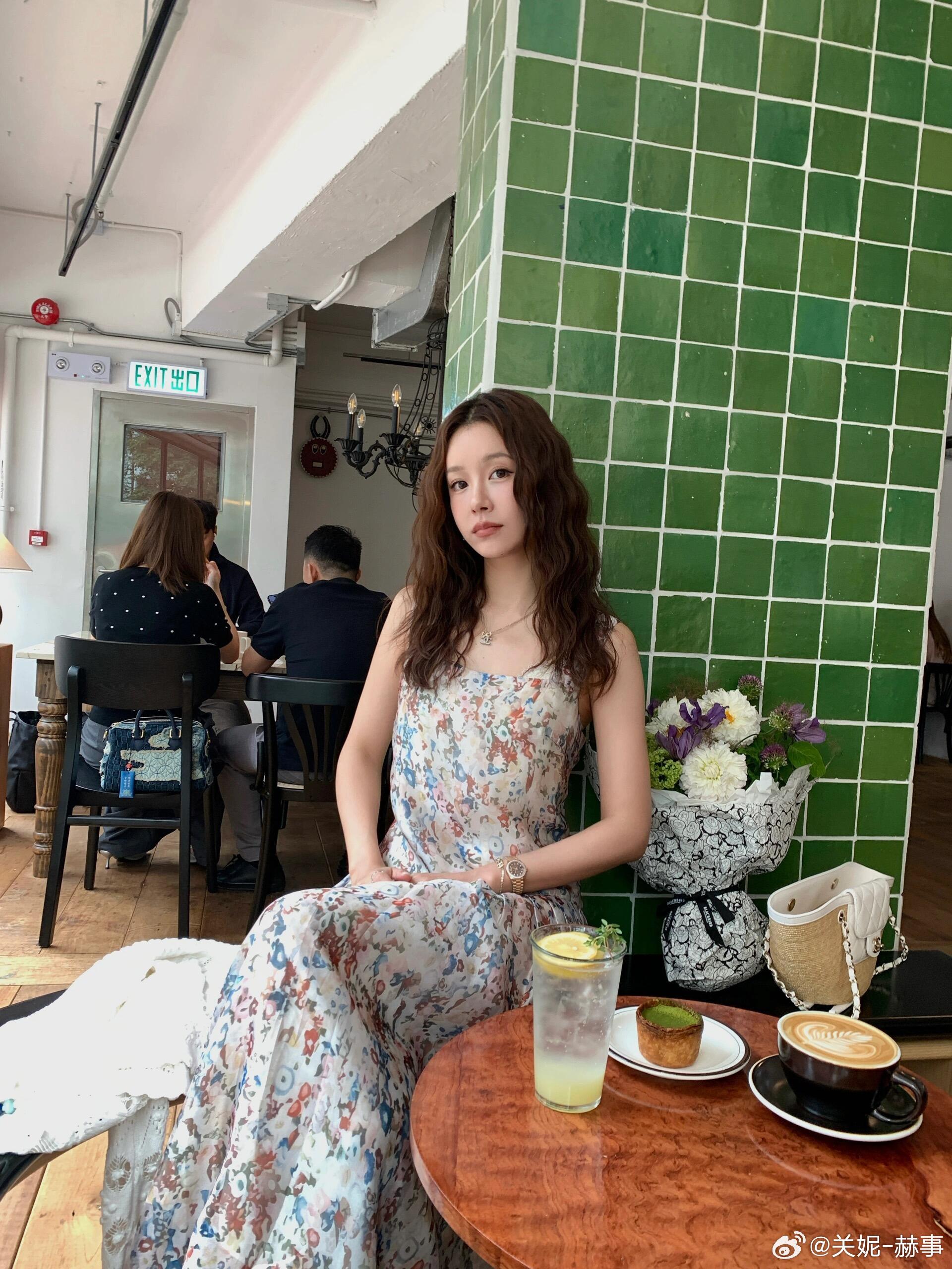 张子萱  存档一组萱姐咖啡店美照！碎花裙造型温柔又耐看，每一张都好出片🥤 