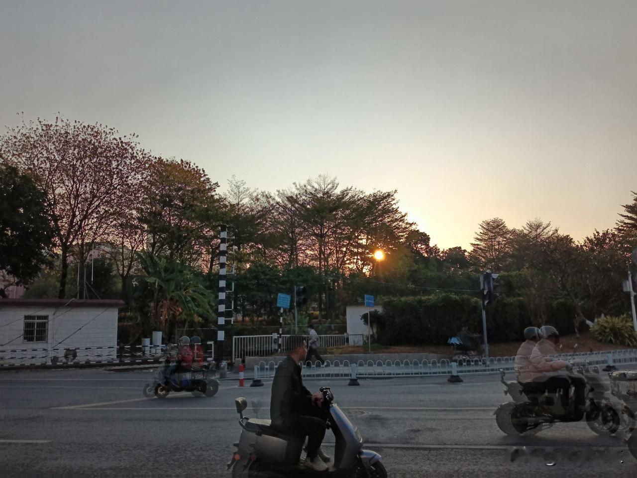 2026年的春天，好像翩翩起舞的美丽姑娘，迈着轻逸的脚步，款款向我们走来。
冬天