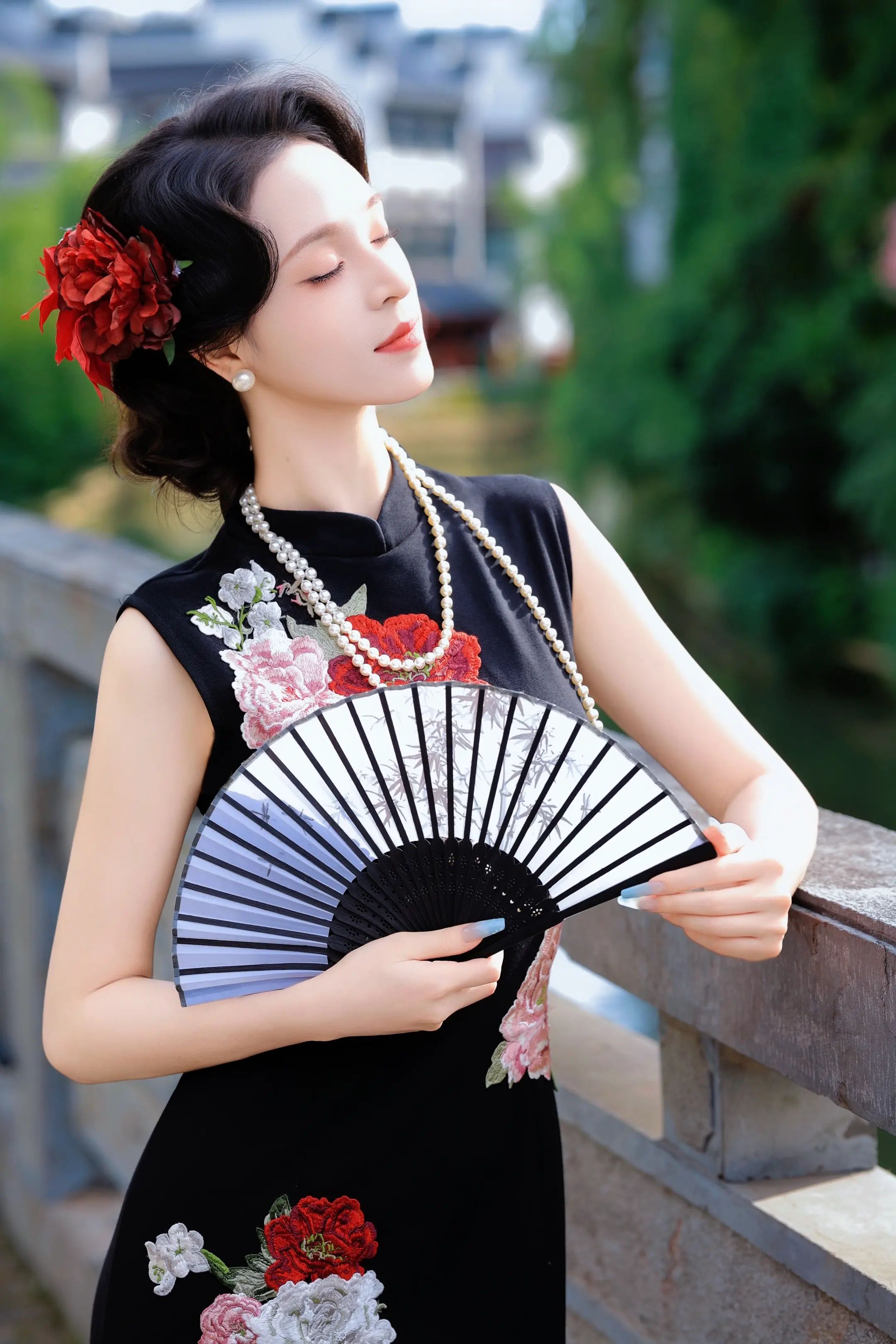 来南京就三件事。旗袍，手推波，出片！