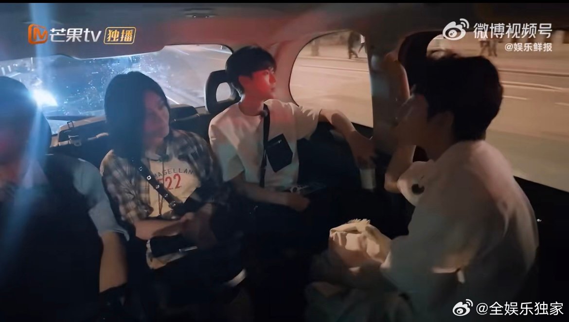 李佳琦以为尚雯婕在巴黎留学过 又一个“我被假象骗了”名场面！尚雯婕聊巴黎时的亲切