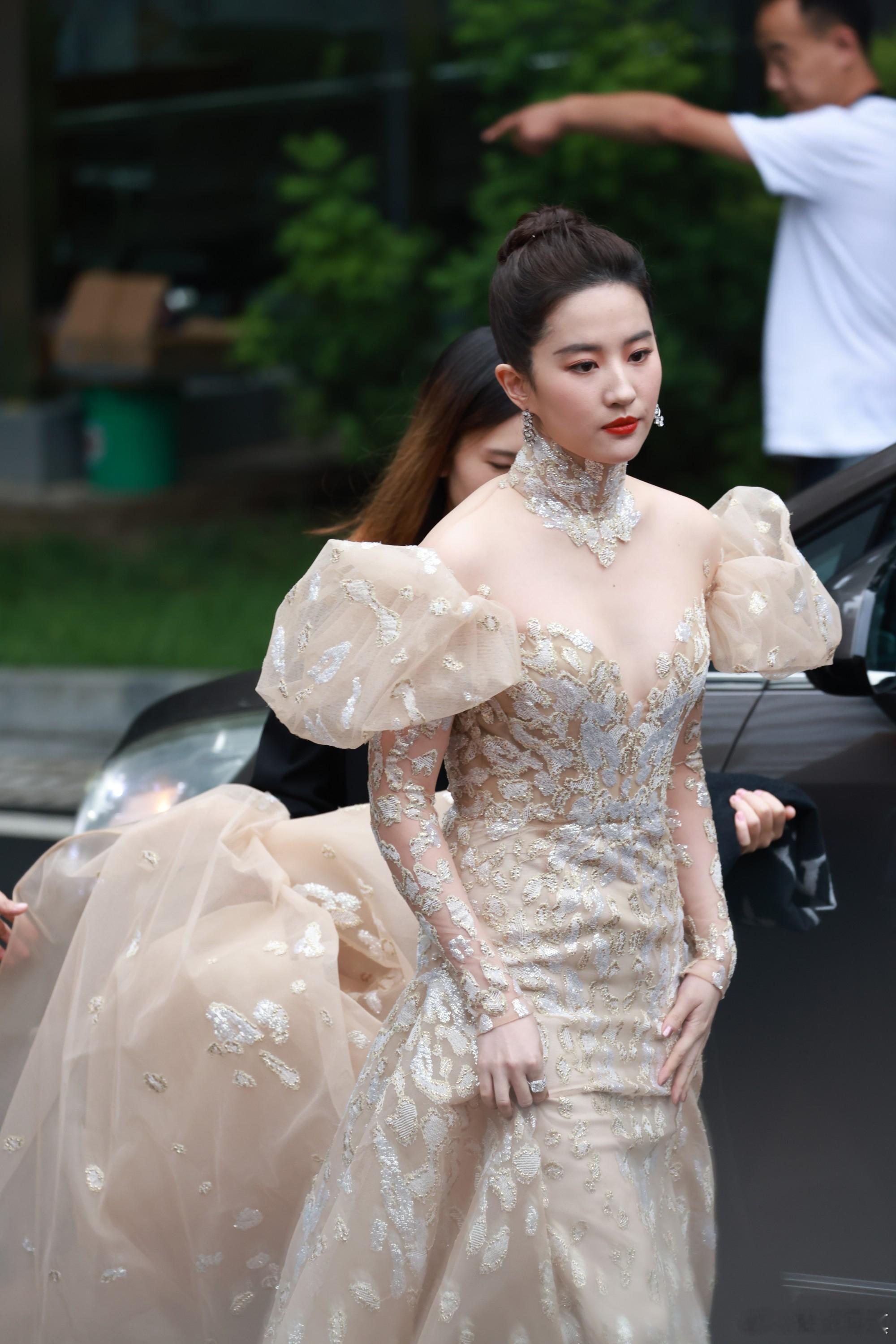 刘亦菲晒初雪哈哈合照刘亦菲北电红毯造型活动生图[39P] 