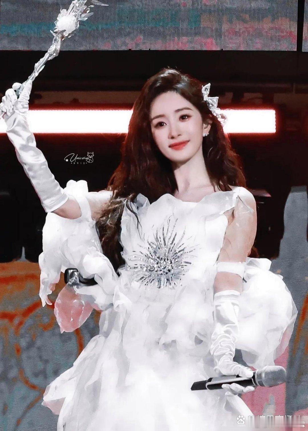 杨幂这造型真的绝绝子，永远都是一颗少女心，一点不像有了娃的妈 