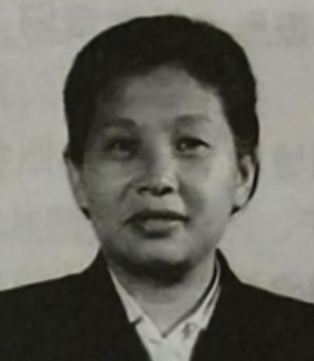 1939年，徐敏如厕被抱上床。男人捂嘴耳语：丫头别动，你是我老婆。黑漆漆的，她听